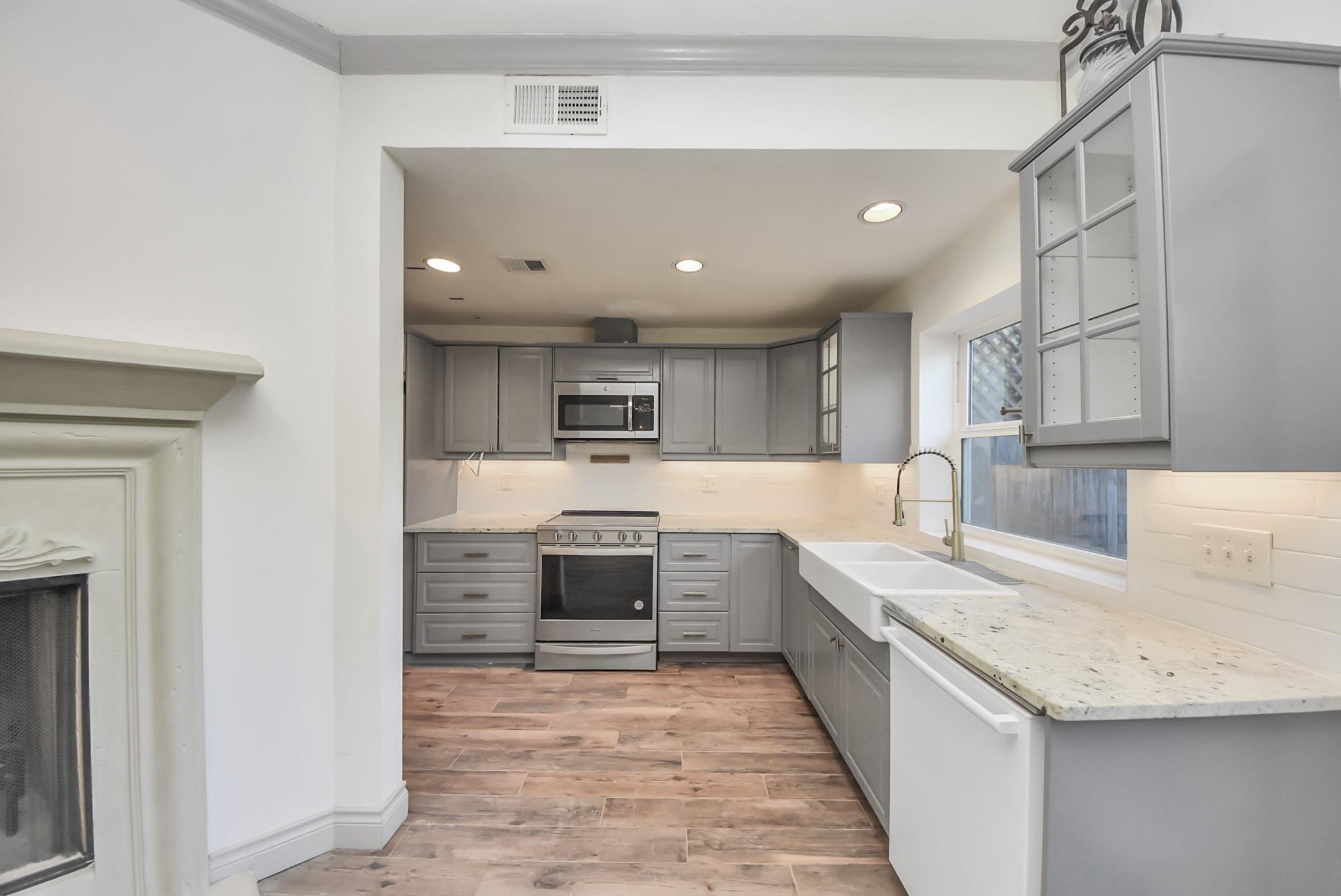 840 Threadneedle St # 209