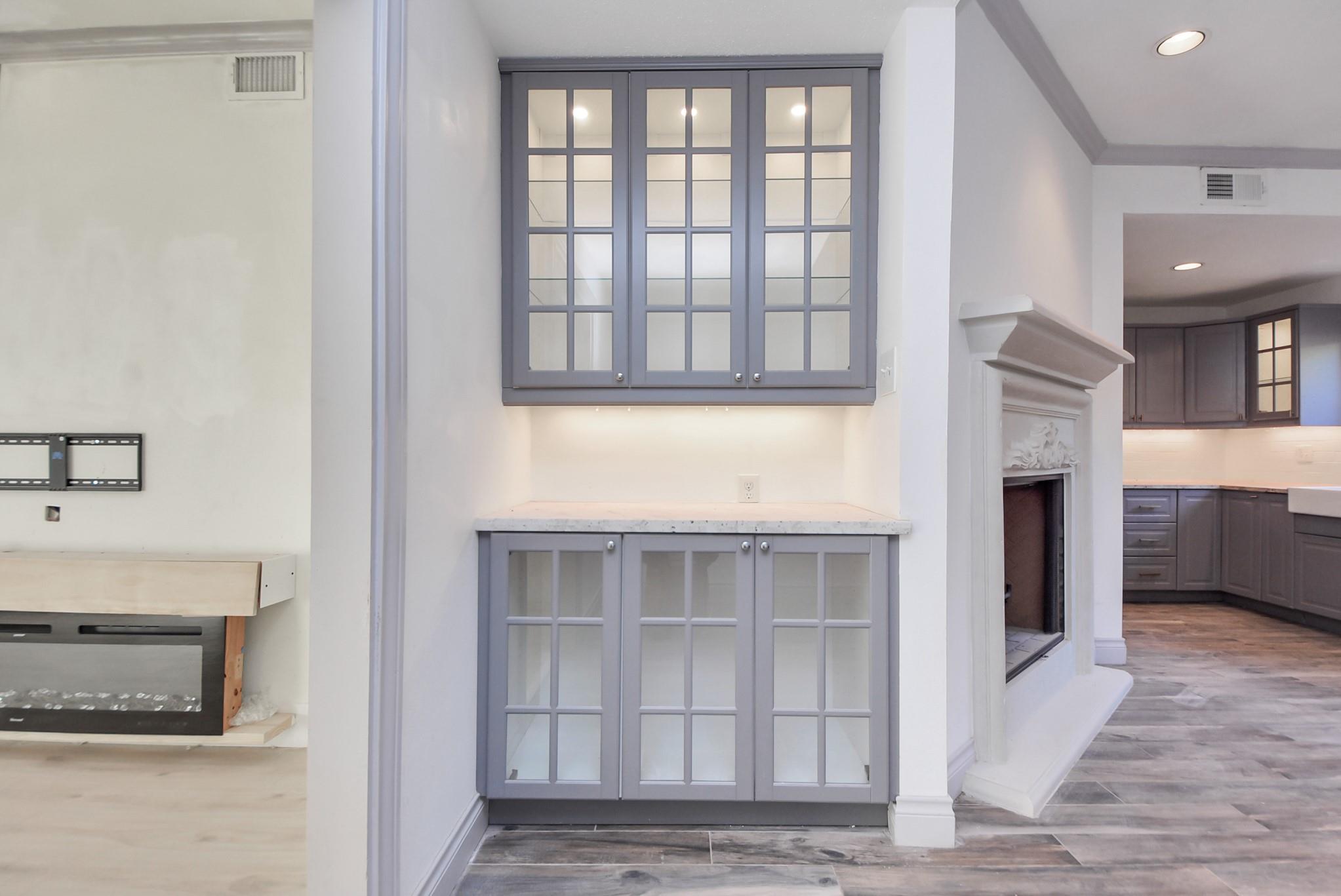 840 Threadneedle St # 209