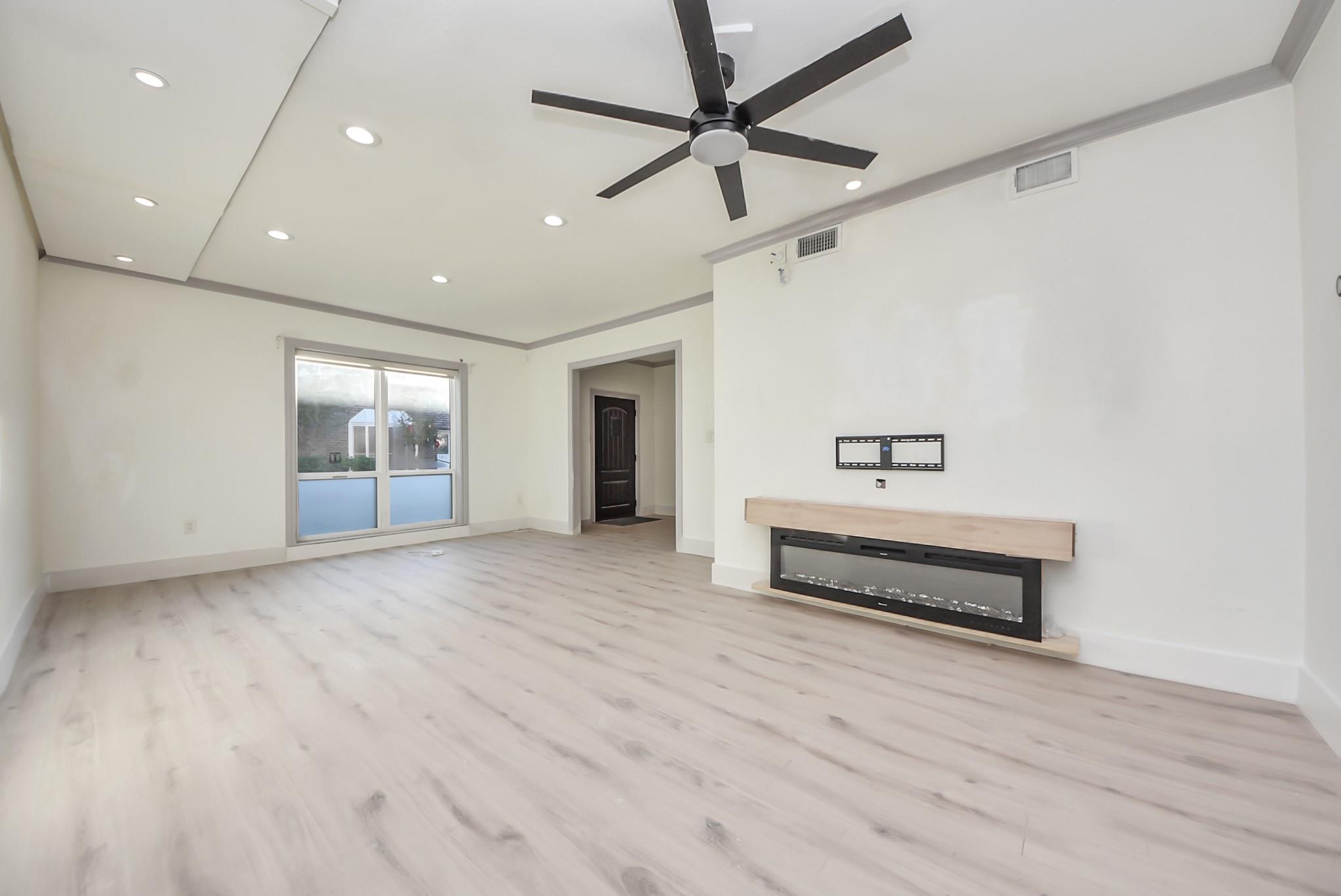 840 Threadneedle St # 209