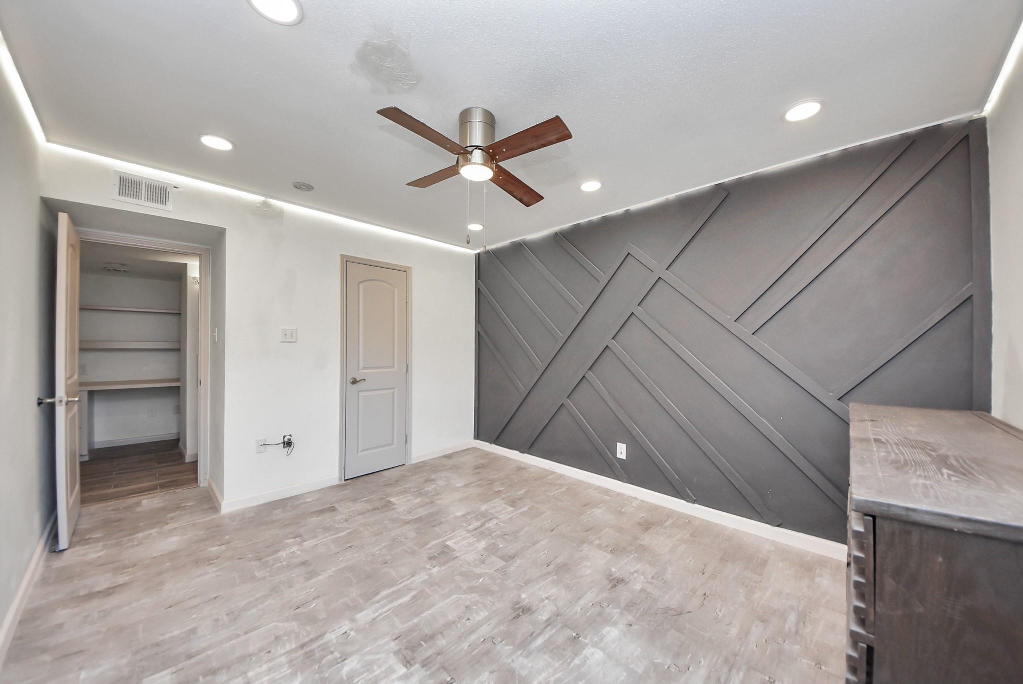 840 Threadneedle St # 209