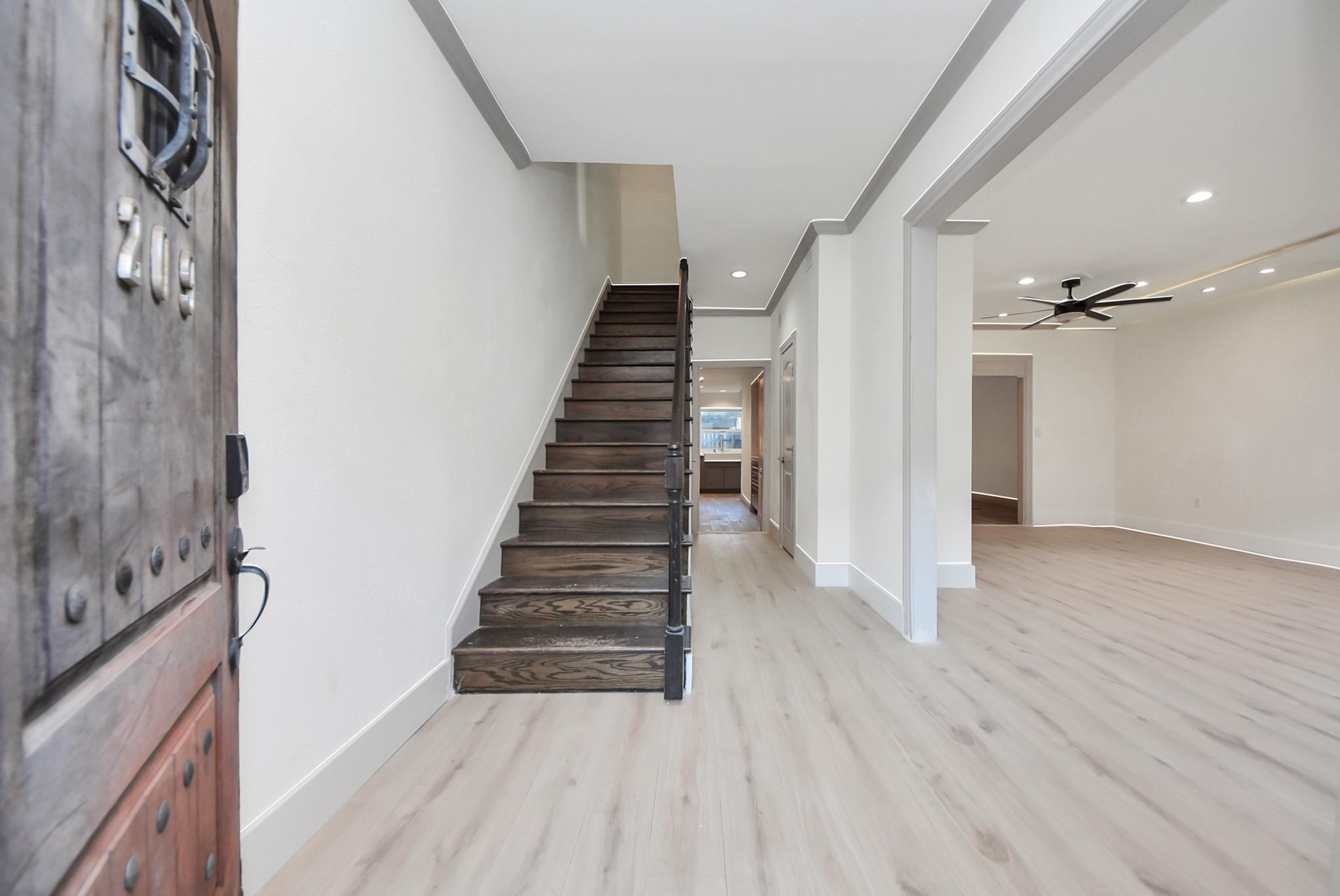 840 Threadneedle St # 209