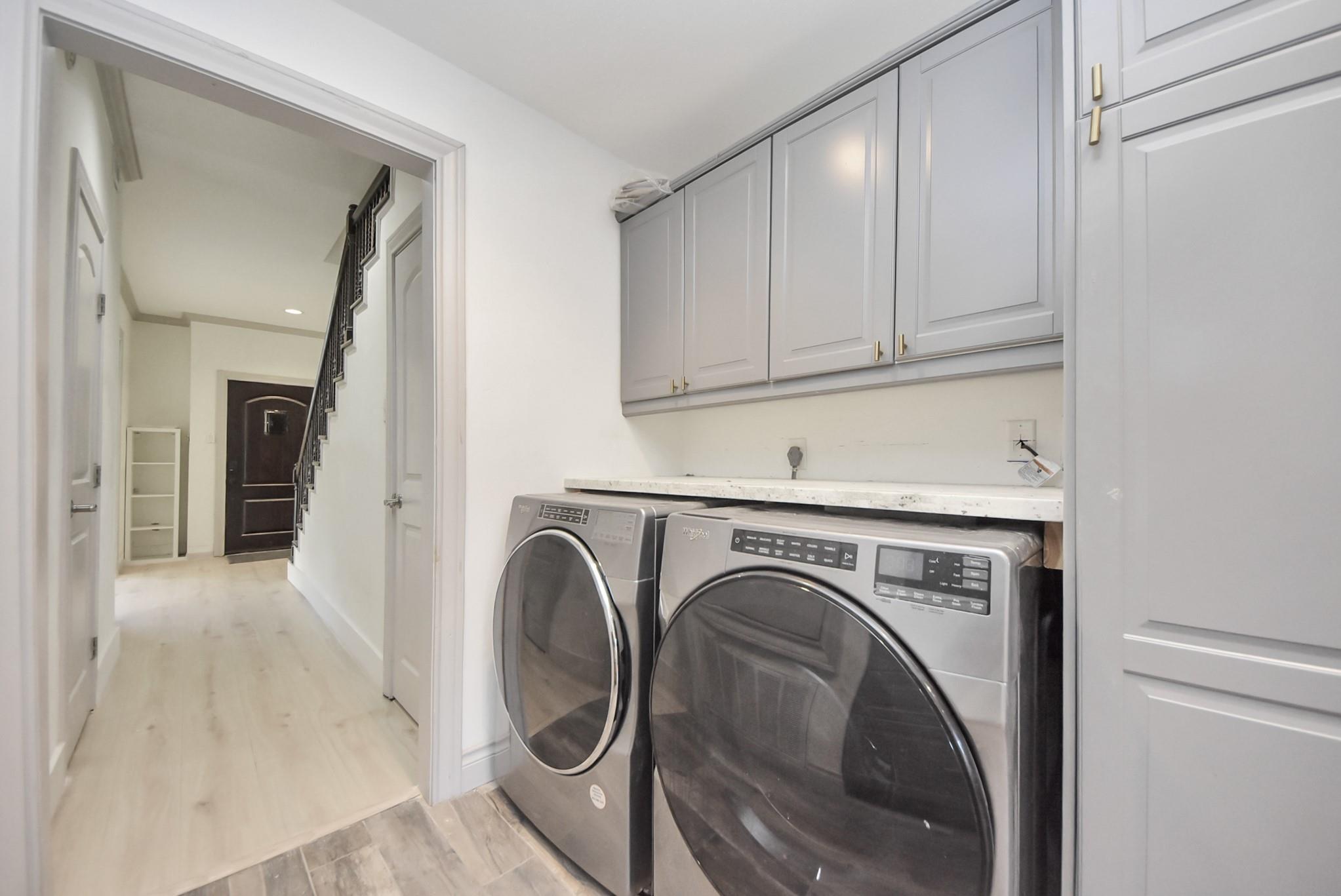 840 Threadneedle St # 209