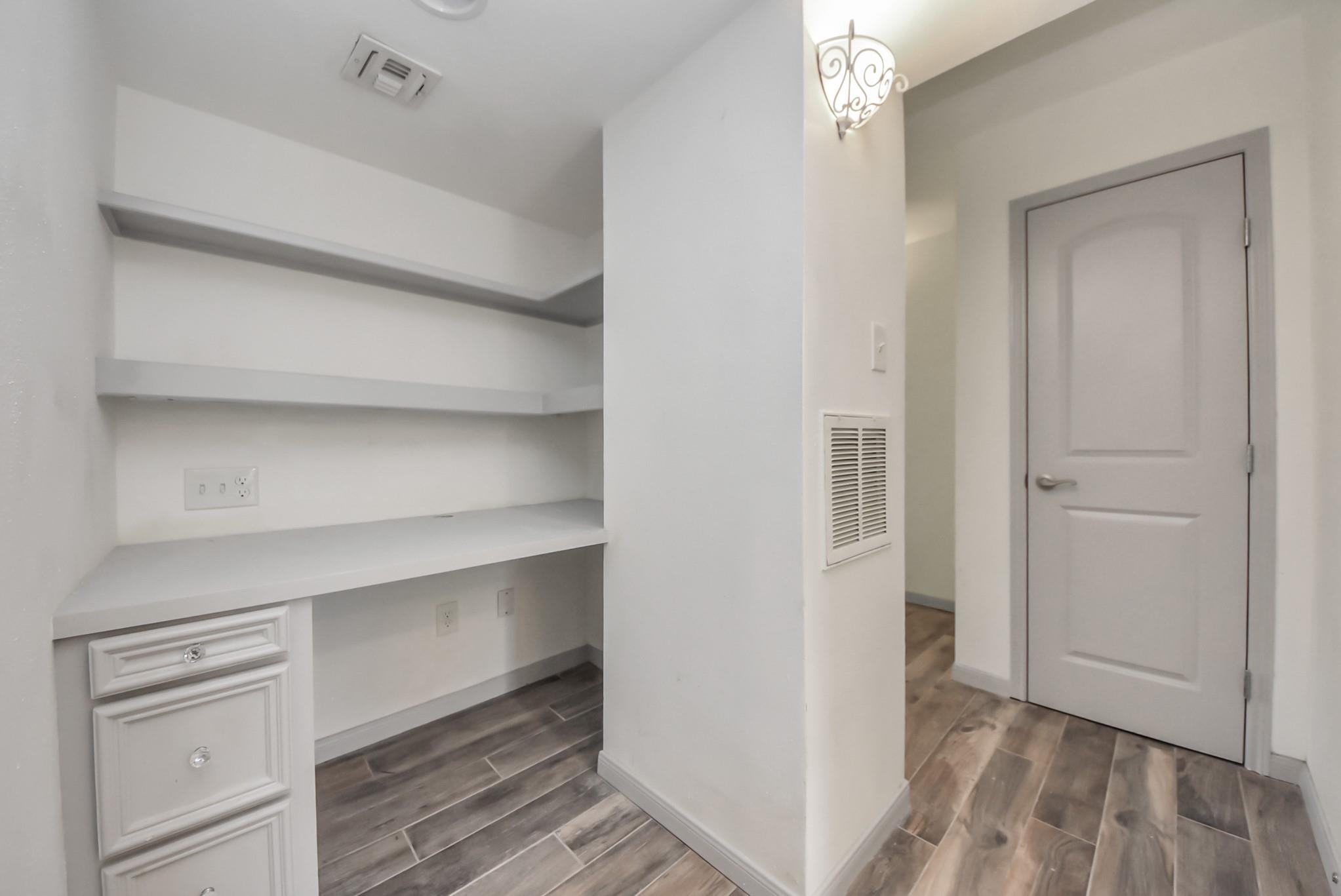 840 Threadneedle St # 209