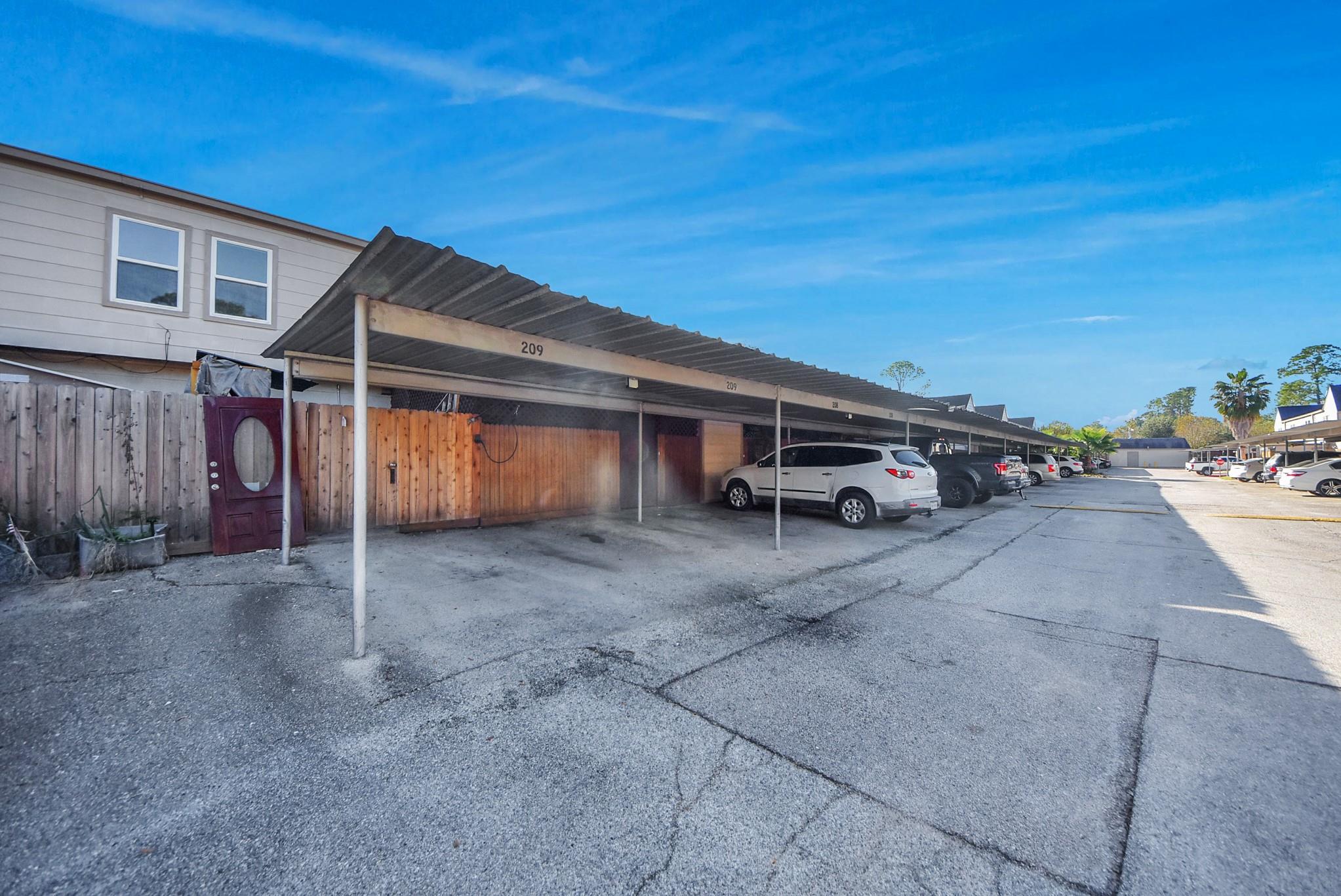 840 Threadneedle St # 209