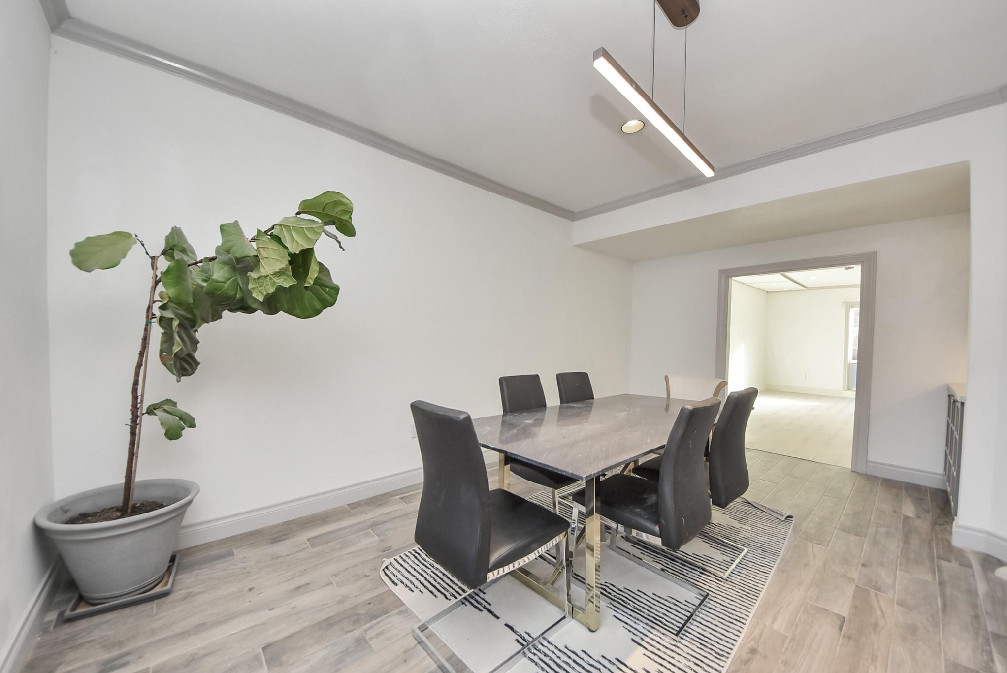 840 Threadneedle St # 209