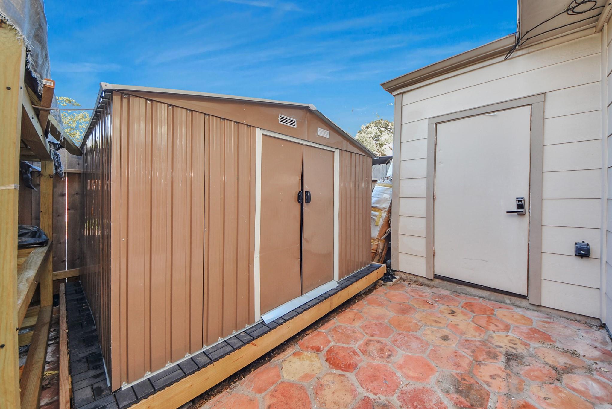 840 Threadneedle St # 209