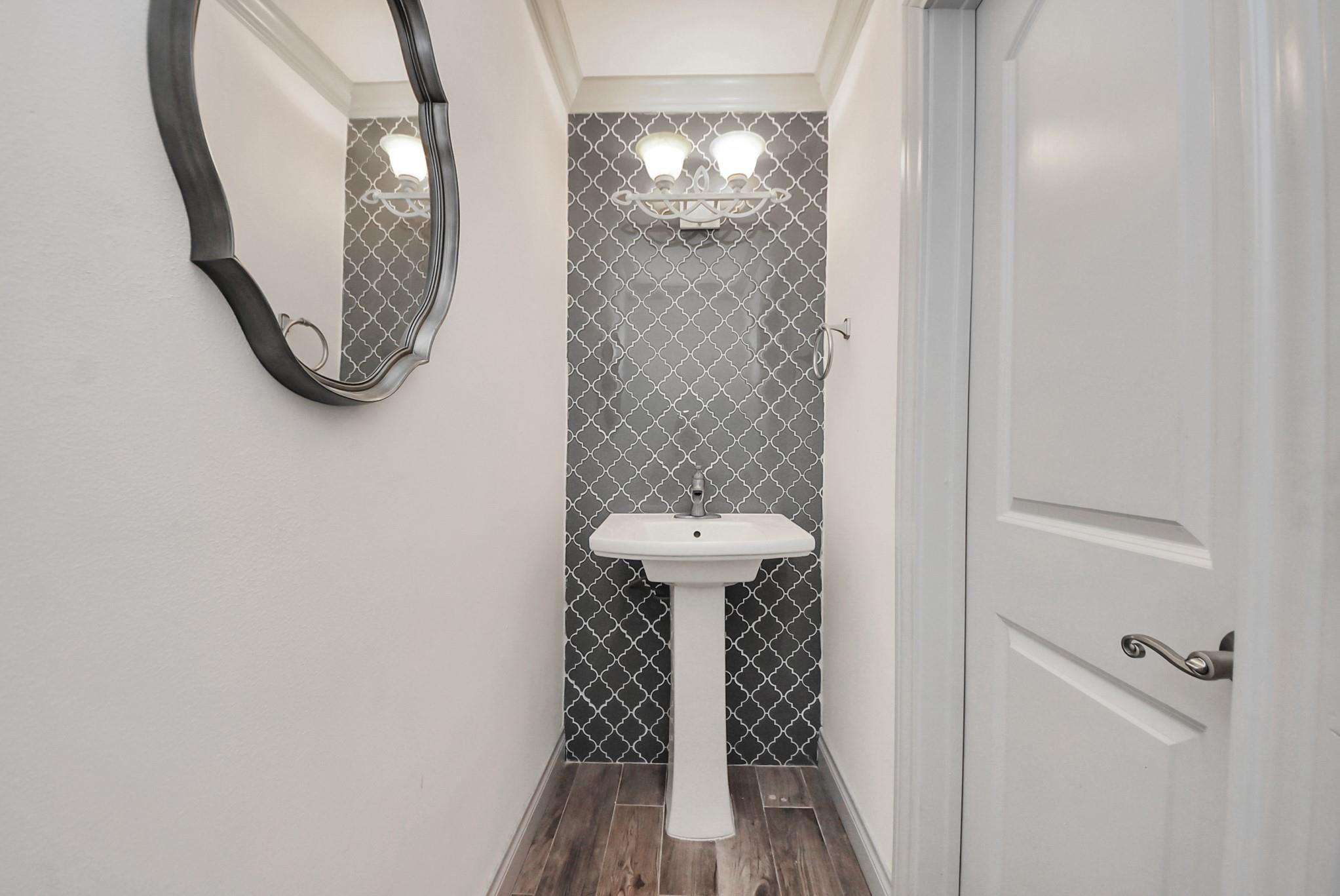 840 Threadneedle St # 209