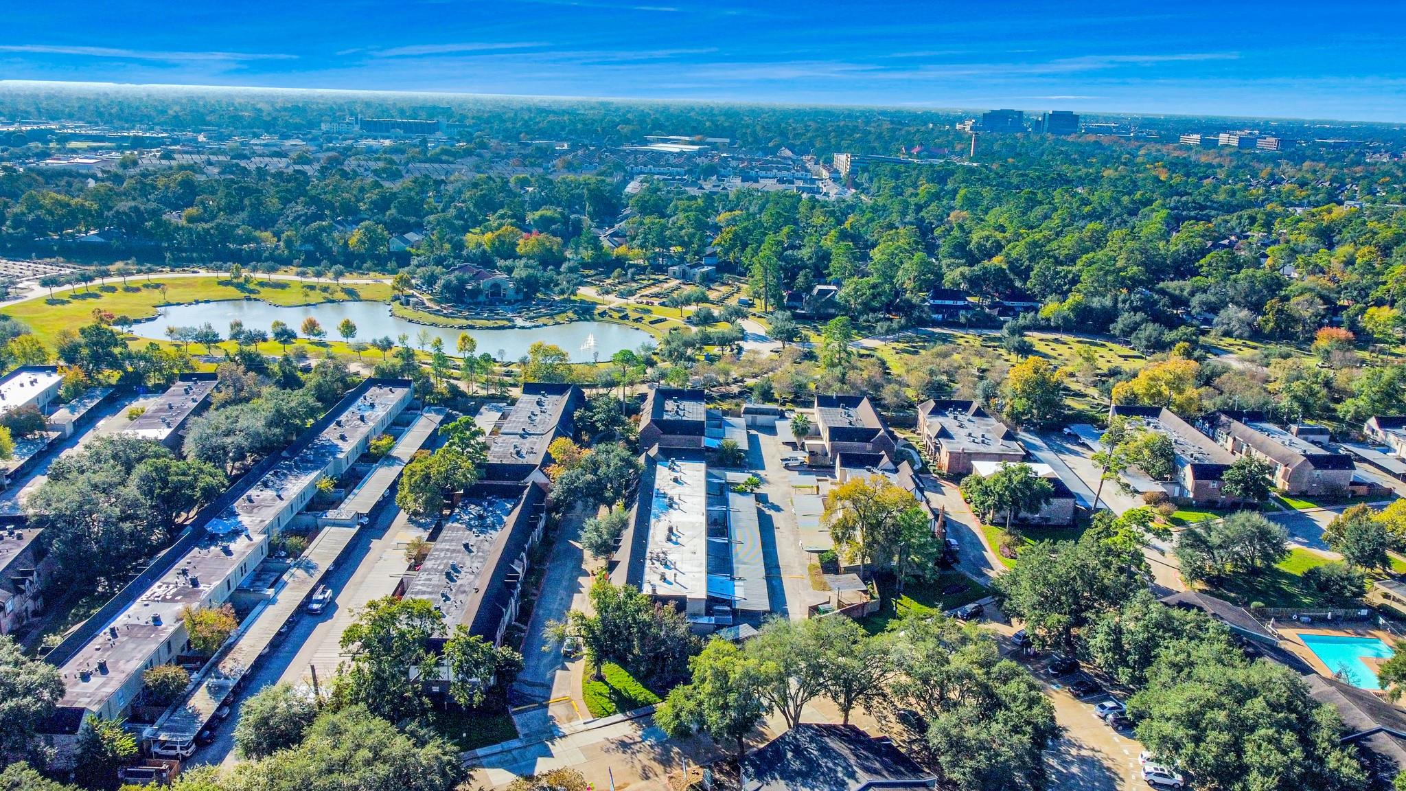 840 Threadneedle St # 209