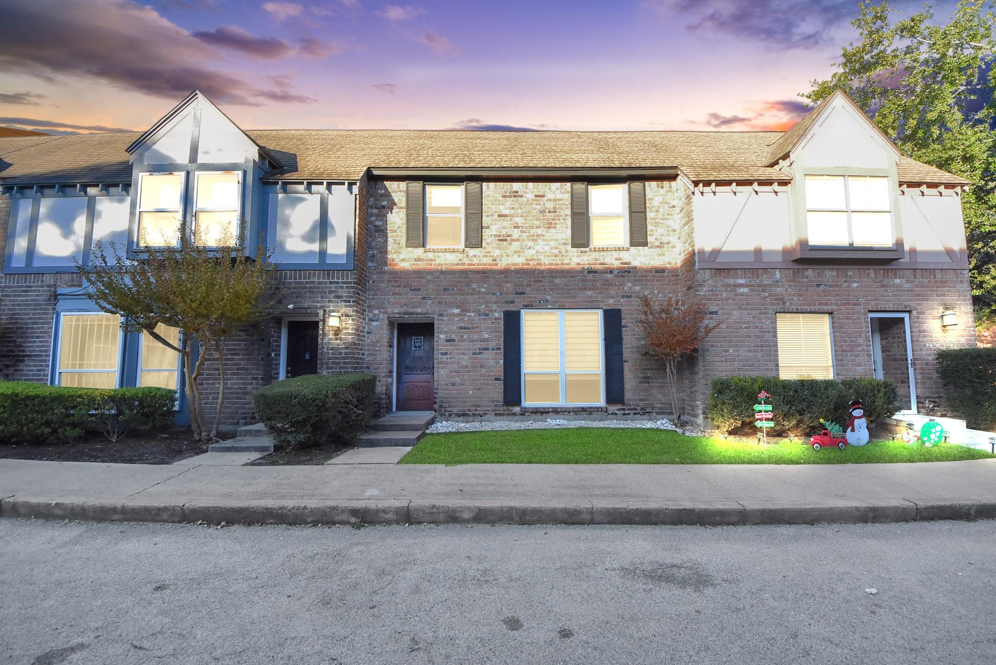 840 Threadneedle St # 209