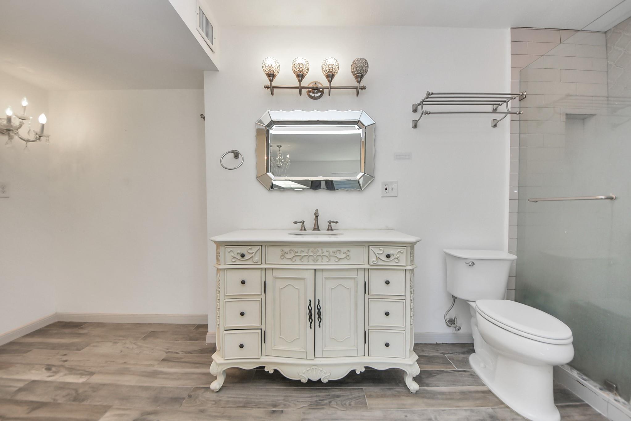 840 Threadneedle St # 209