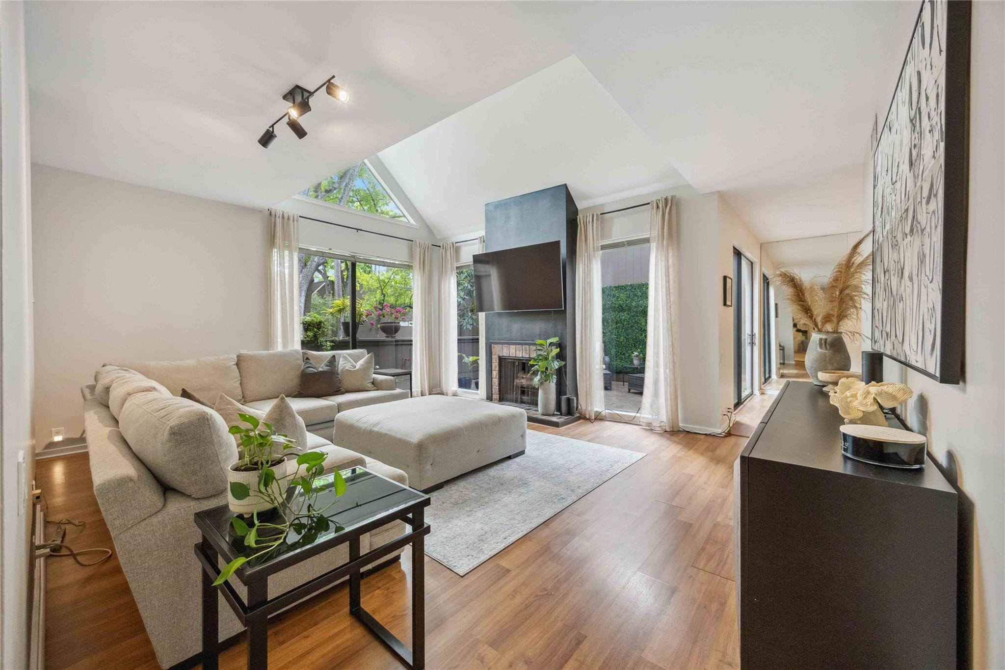 3 Litchfield Lane # 220