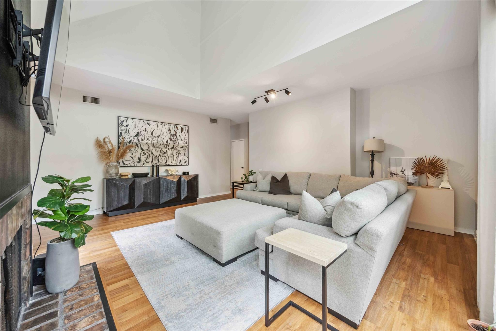 3 Litchfield Lane # 220