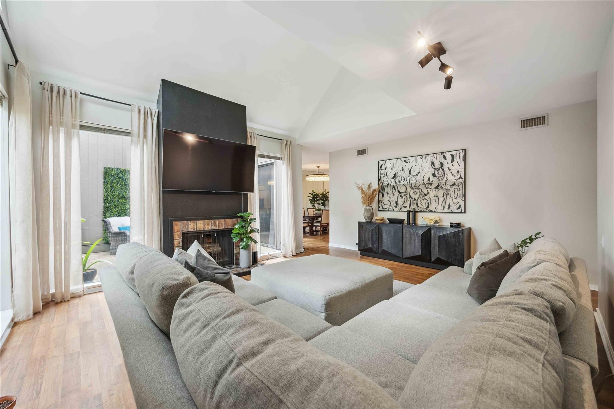 3 Litchfield Lane # 220