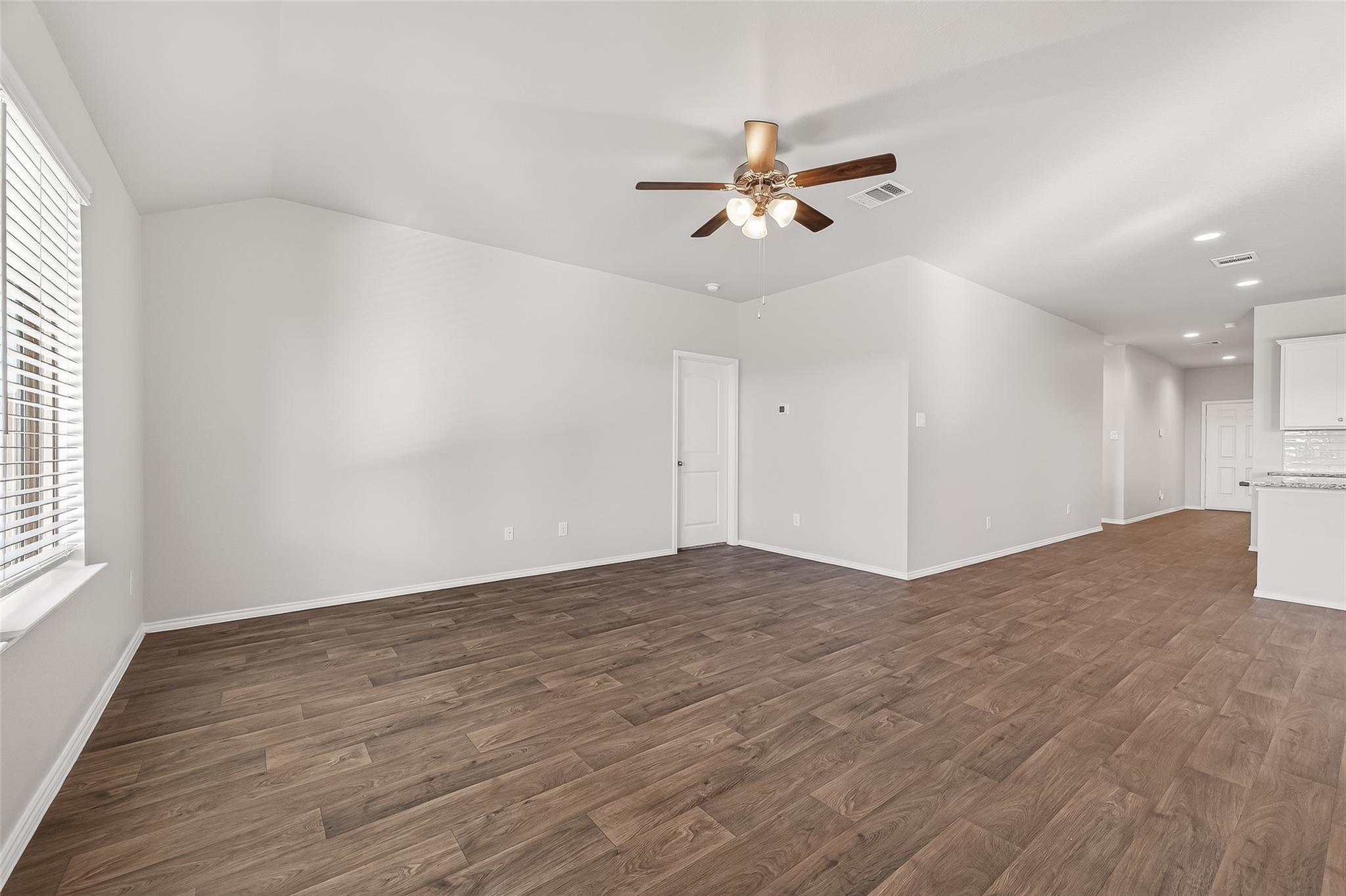 4763 Avellino Base Drive