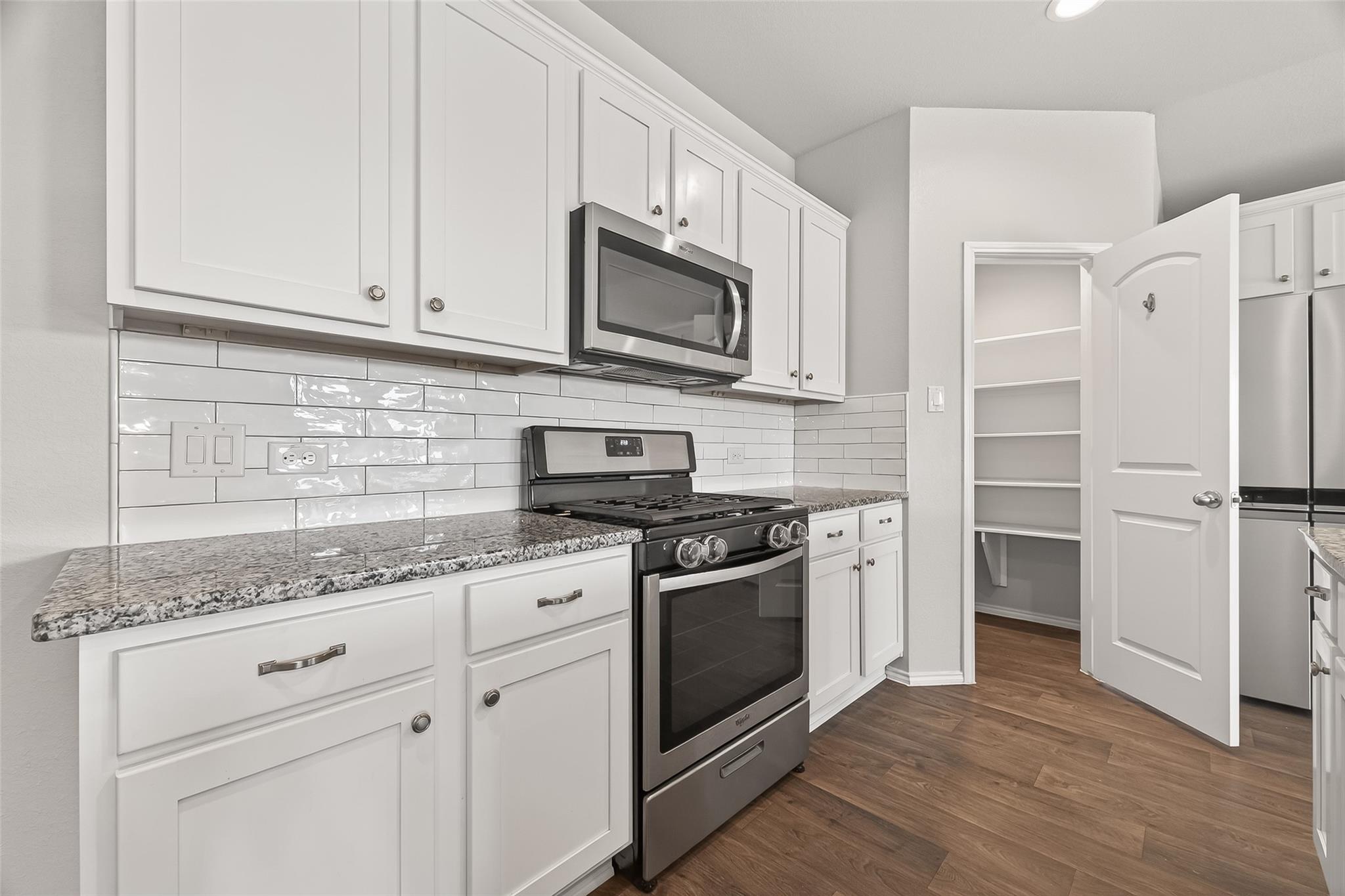 4763 Avellino Base Drive