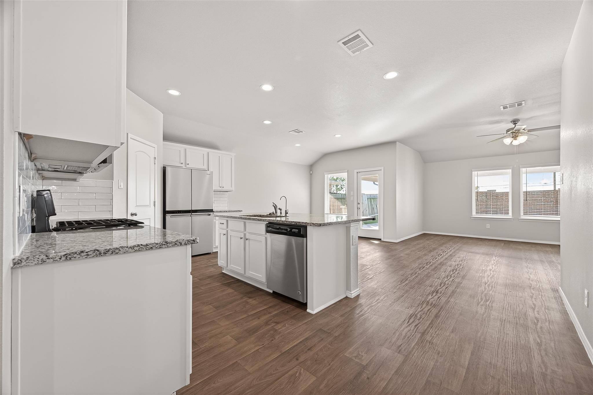 4763 Avellino Base Drive