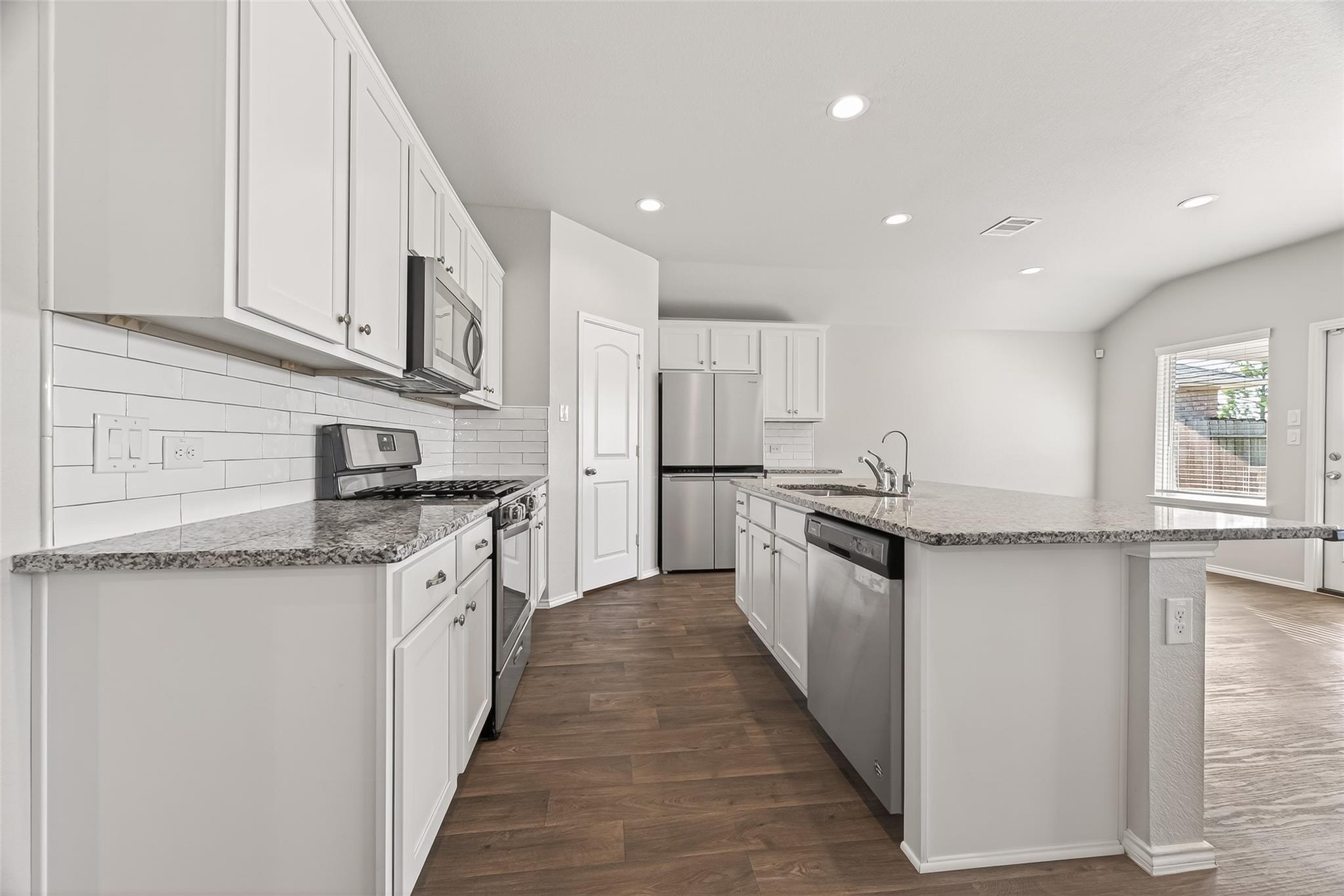 4763 Avellino Base Drive