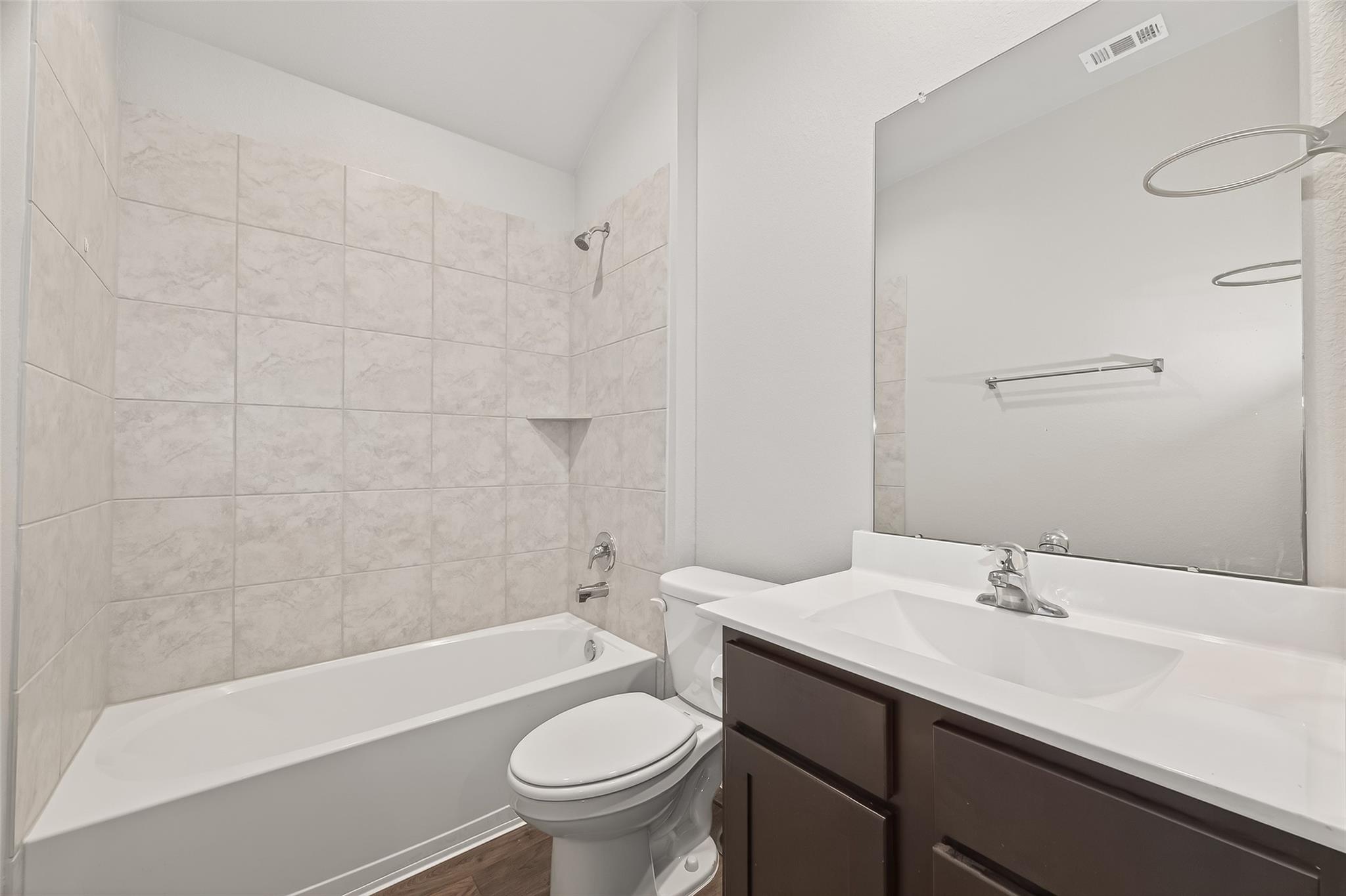 4763 Avellino Base Drive