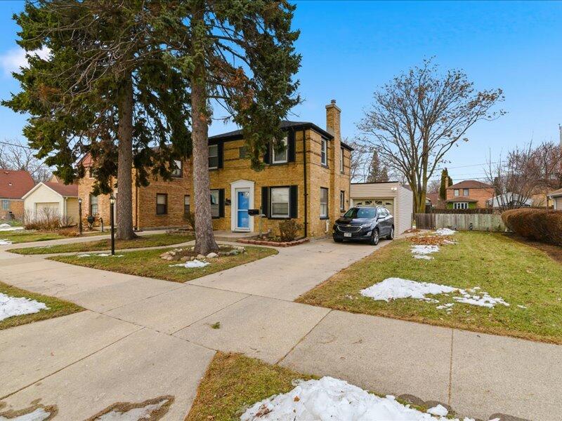 2420 Dwight St