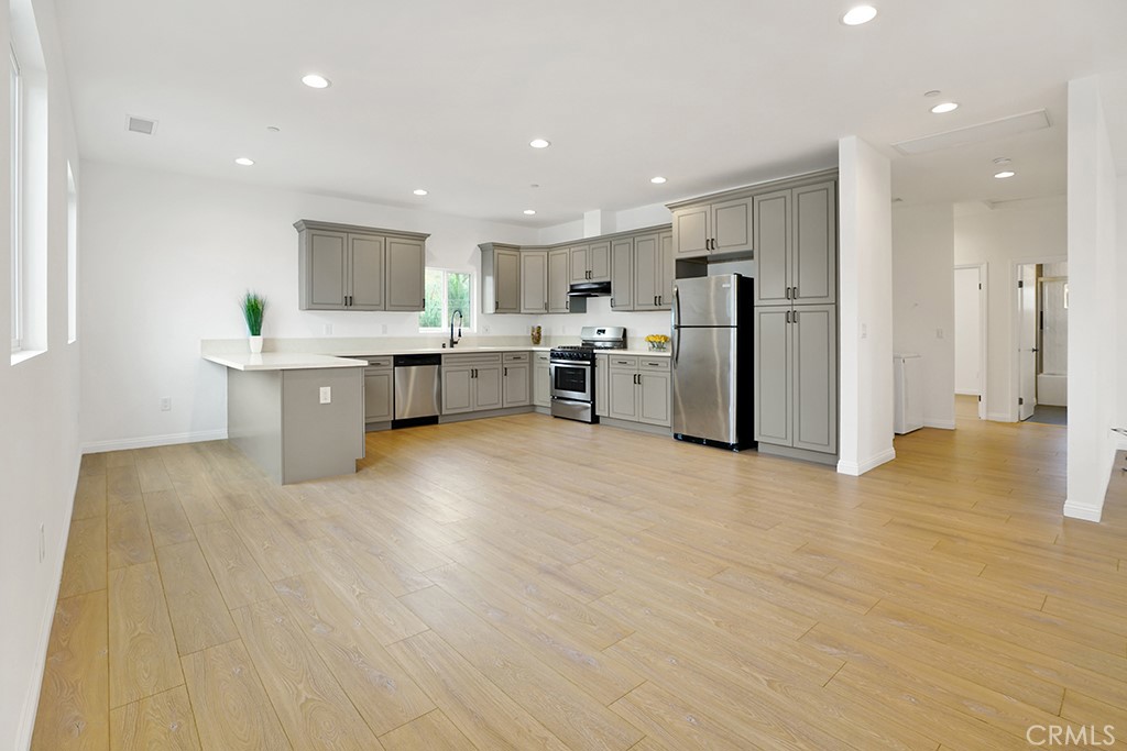 5731 1/2 Willowcrest Avenue