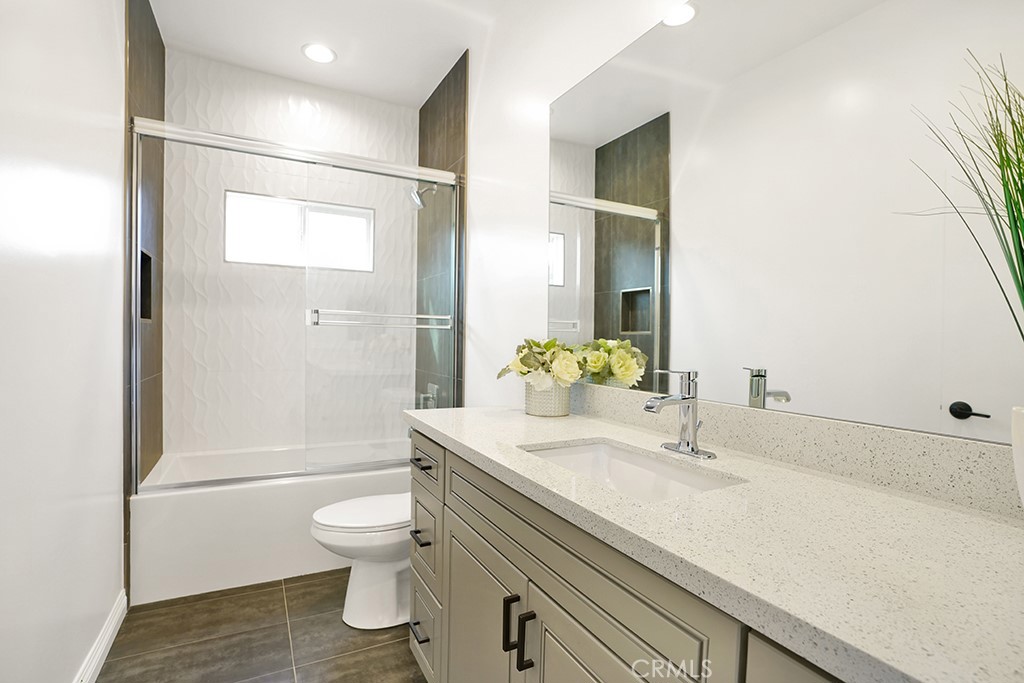 5731 1/2 Willowcrest Avenue