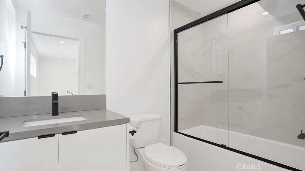 1211 N. Kingsley Drive N