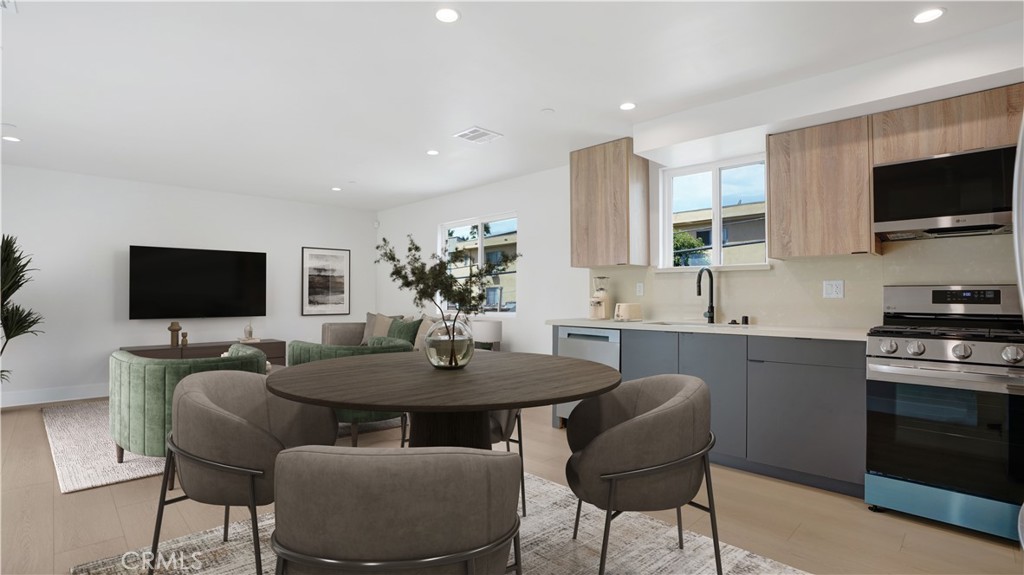 1211 N. Kingsley Drive N