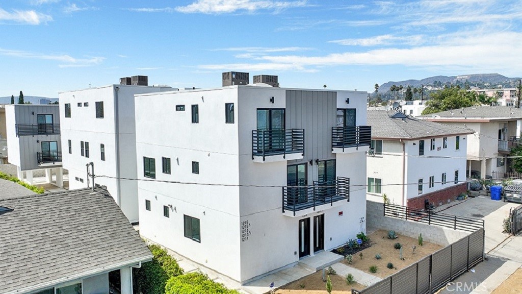 1211 N. Kingsley Drive N