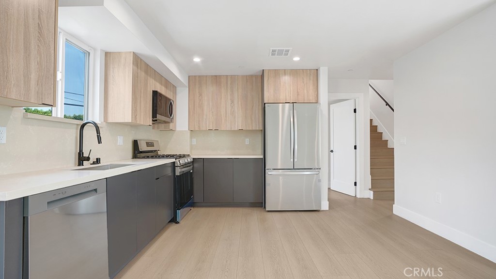 1211 N. Kingsley Drive N