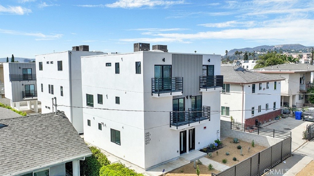 1211 N. Kingsley Drive N