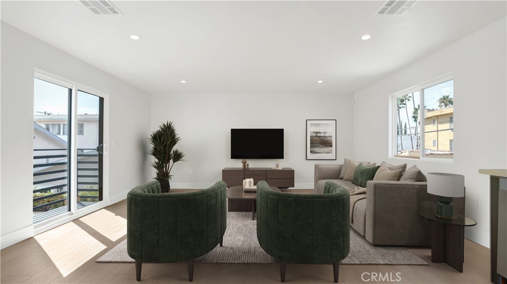 1211 N. Kingsley Drive N