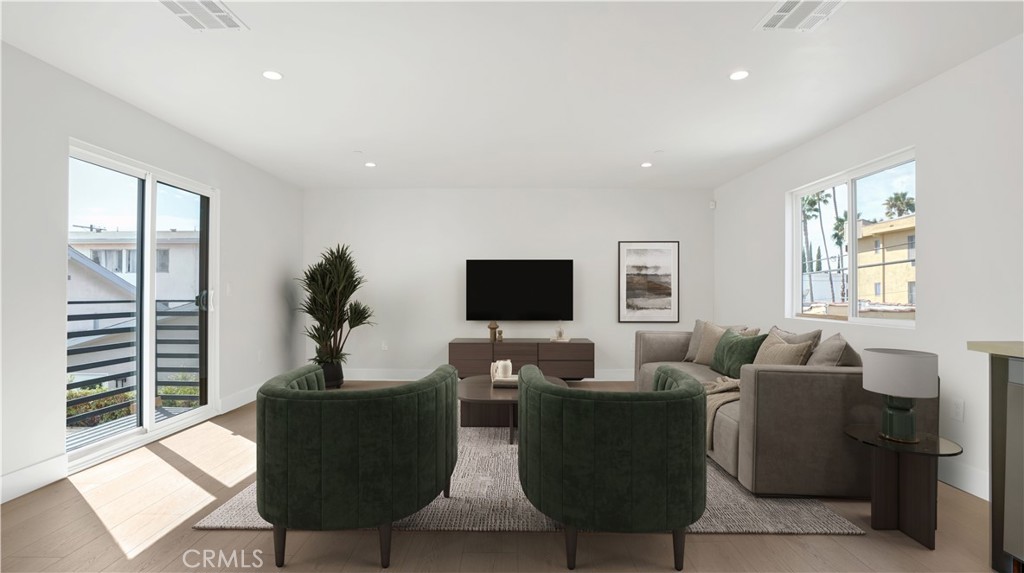 1211 N. Kingsley Drive N