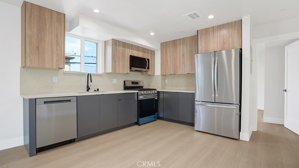 1211 N. Kingsley Drive N