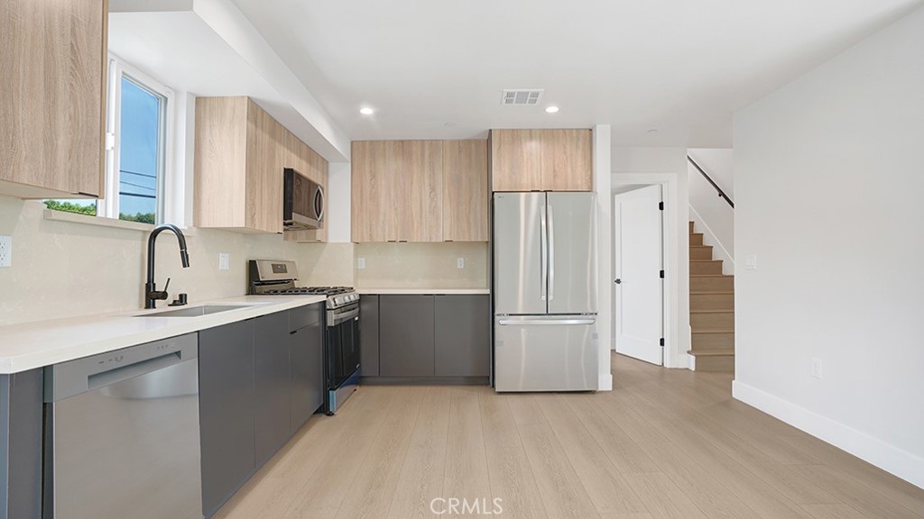 1211 N. Kingsley Drive N