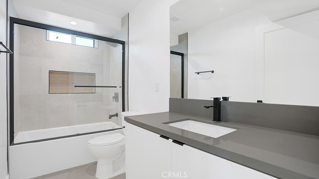 1211 N. Kingsley Drive N