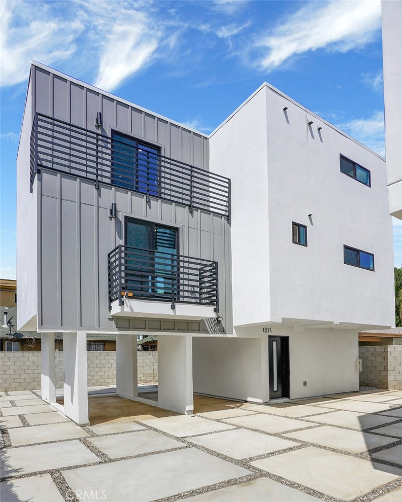 1211 N. Kingsley Drive N