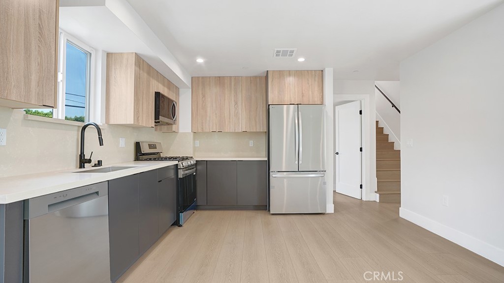 1211 N. Kingsley Drive N