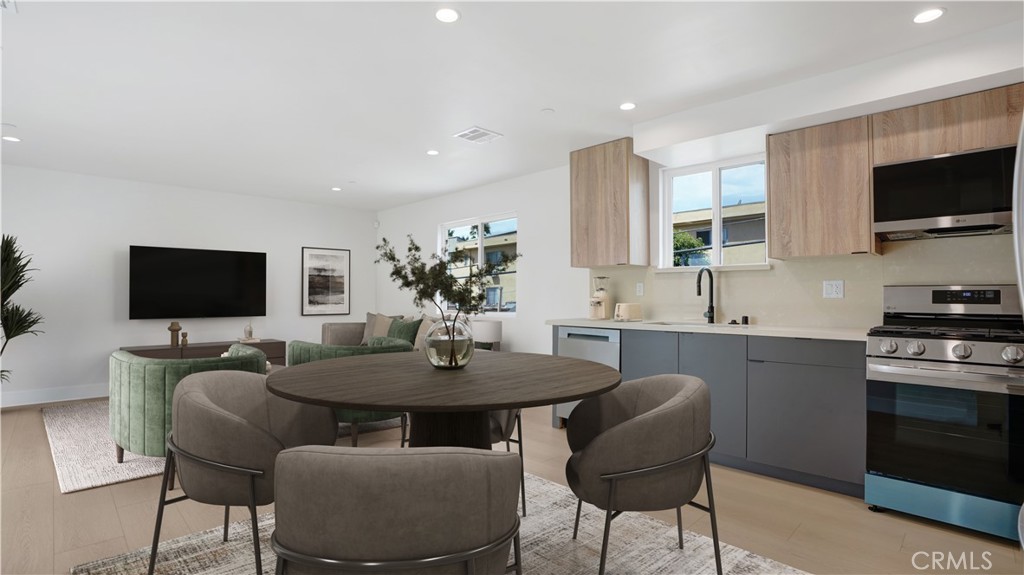 1211 N. Kingsley Drive N