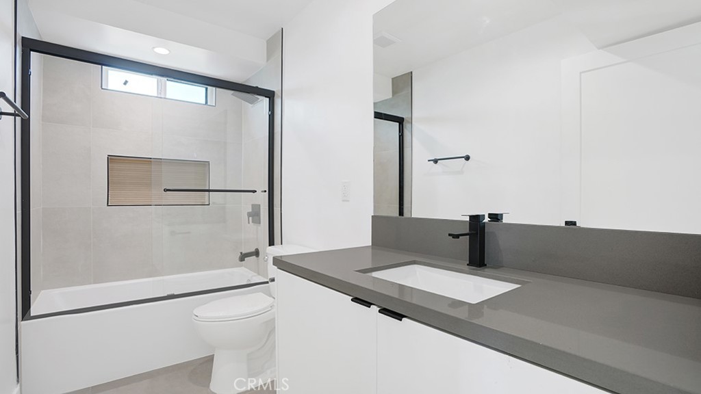 1211 N. Kingsley Drive N