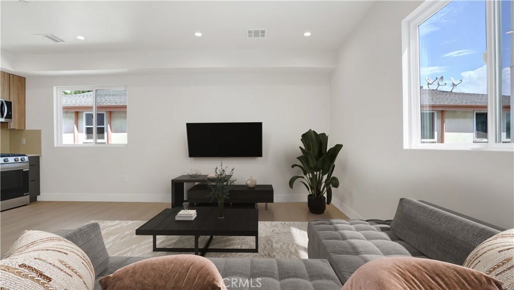 1213 N. Kingsley Drive N