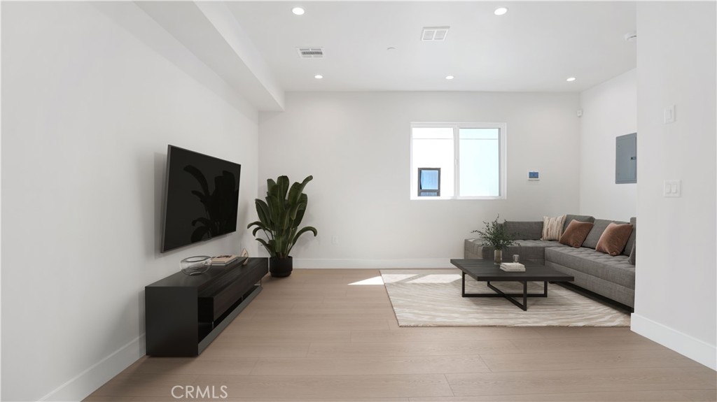 1213 N. Kingsley Drive N