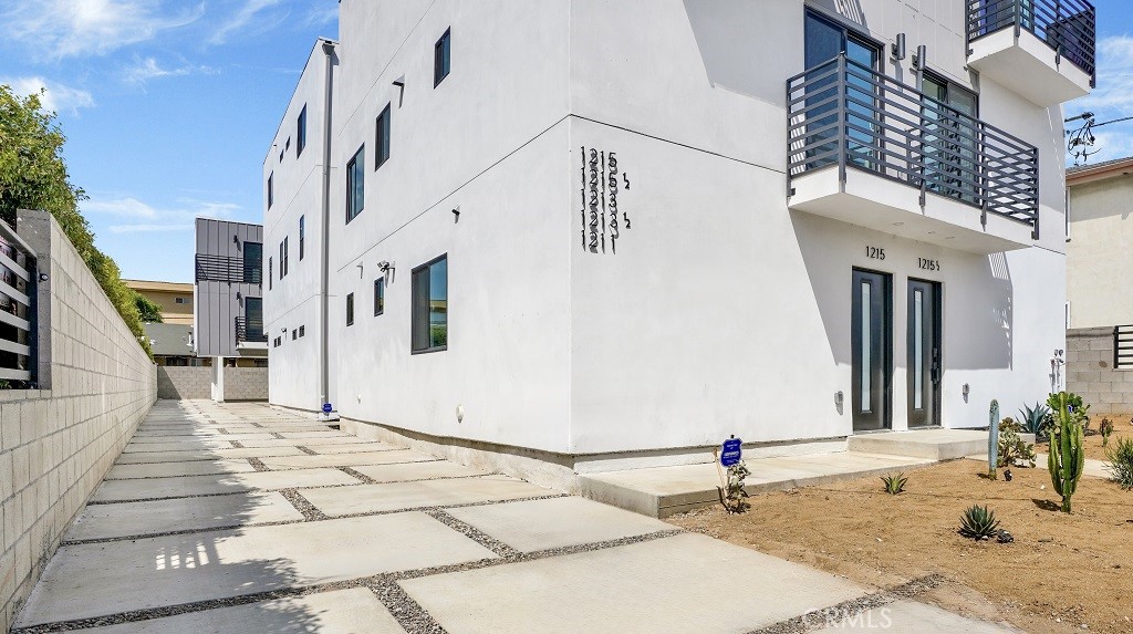 1215 N. Kingsley Drive N