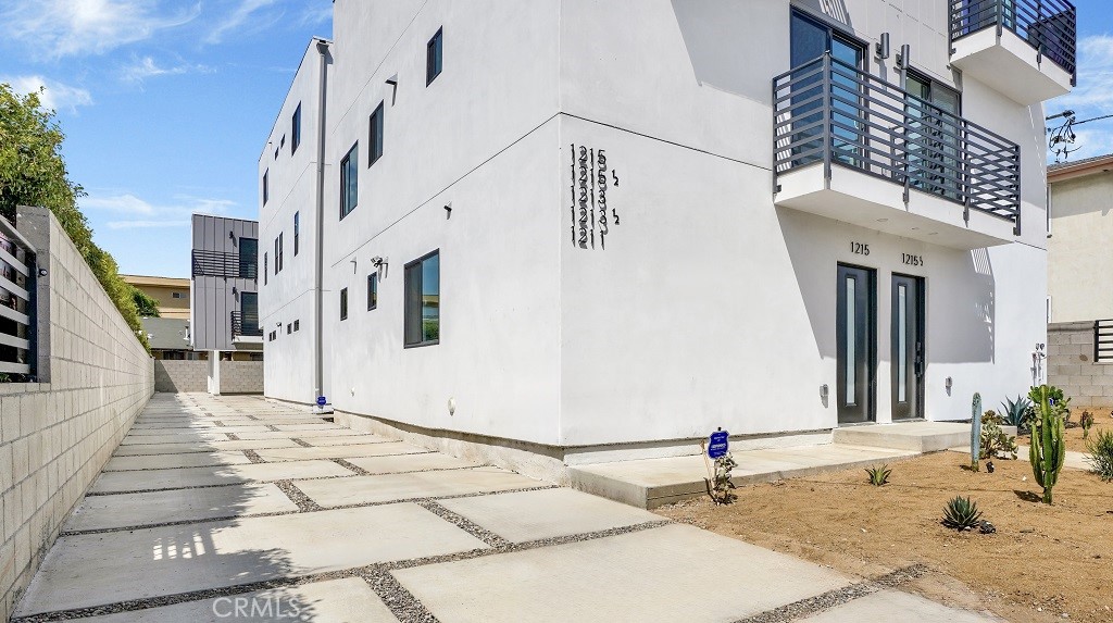 1215 N. Kingsley Drive N