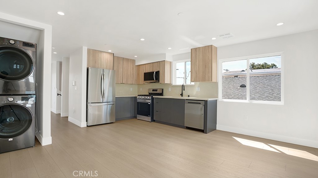 1215 N. Kingsley Drive N