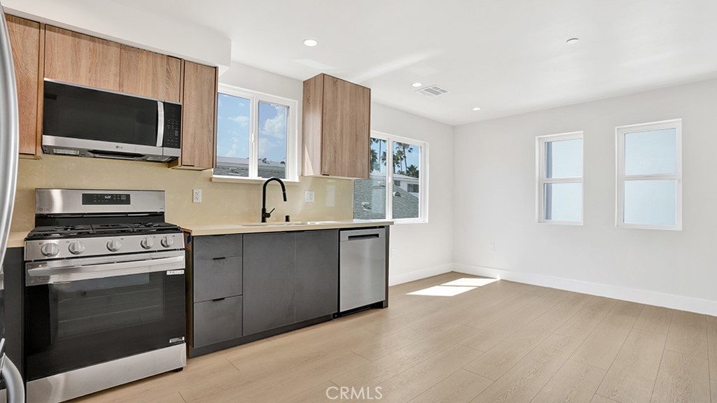 1215 N. Kingsley Drive N