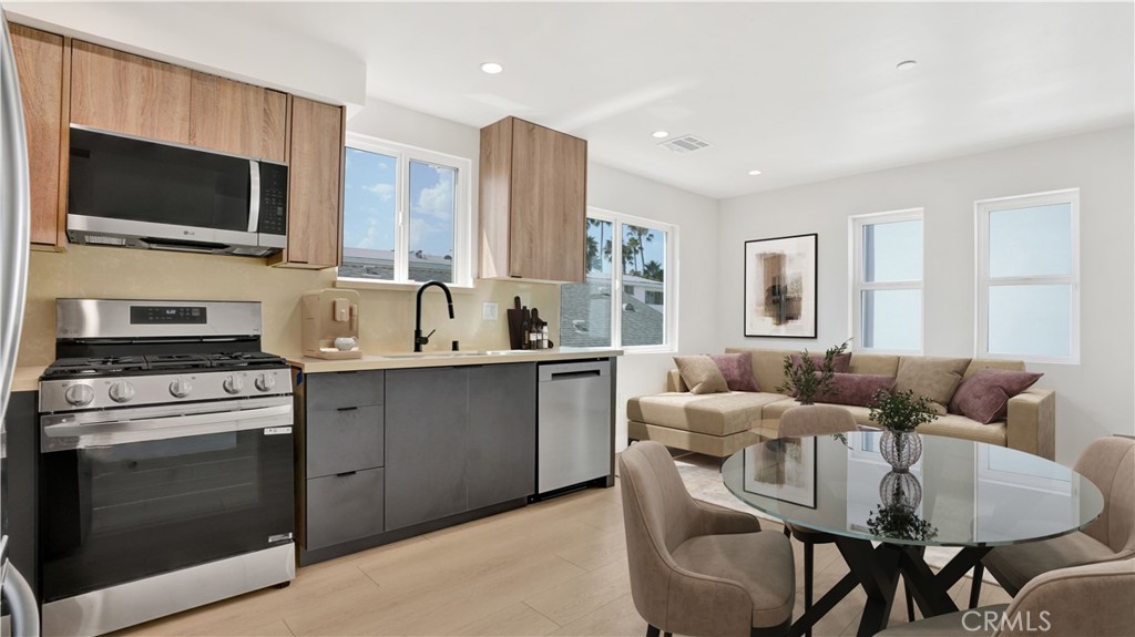 1215 N. Kingsley Drive N