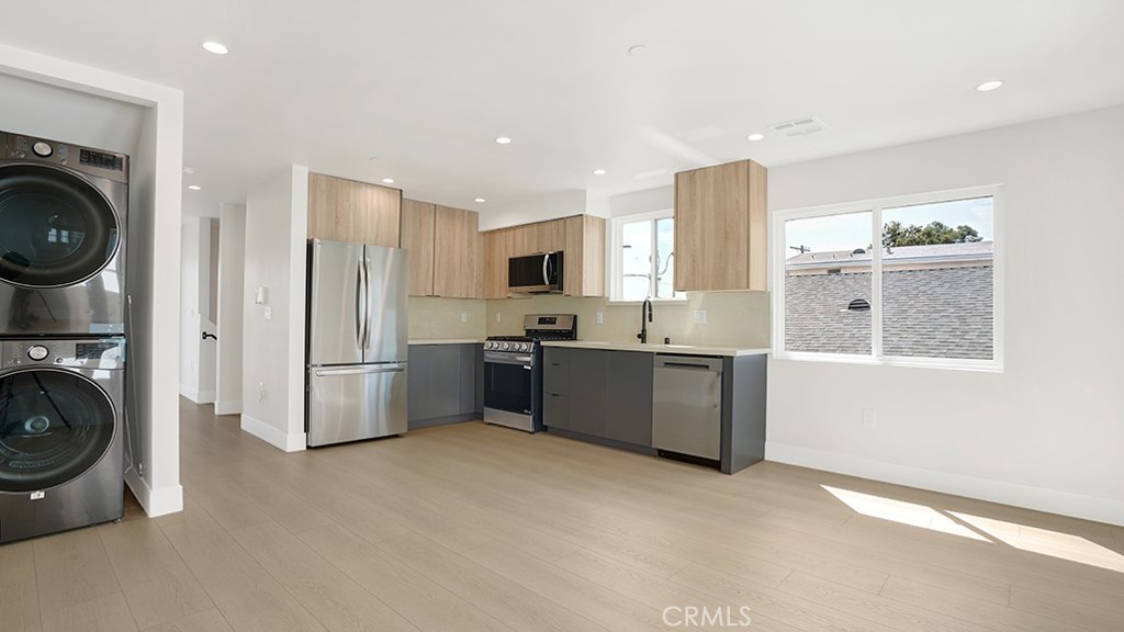 1215 N. Kingsley Drive N