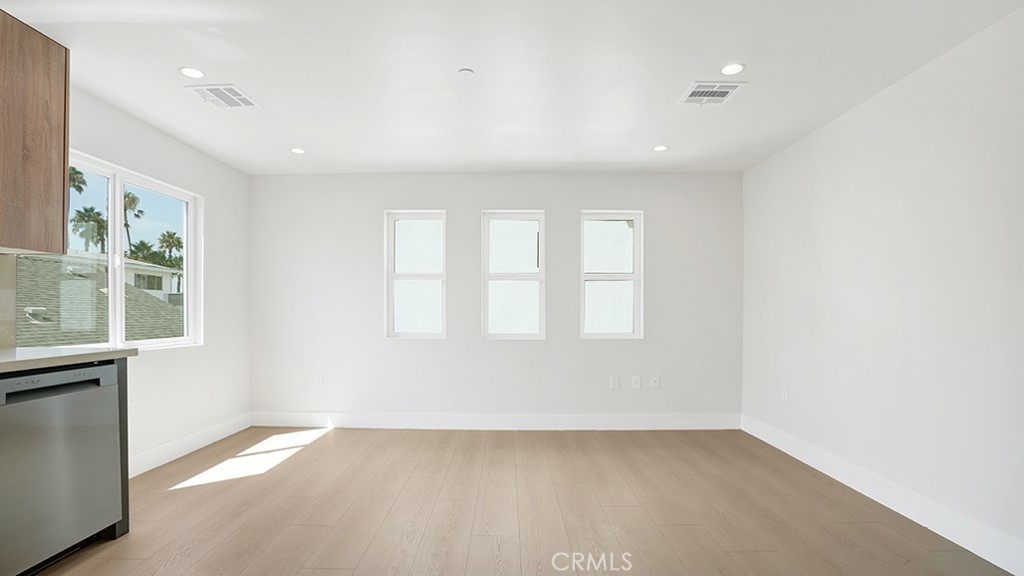 1215 N. Kingsley Drive N