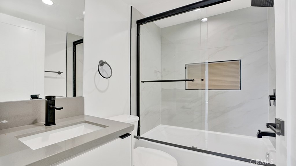 1215 N. Kingsley Drive N