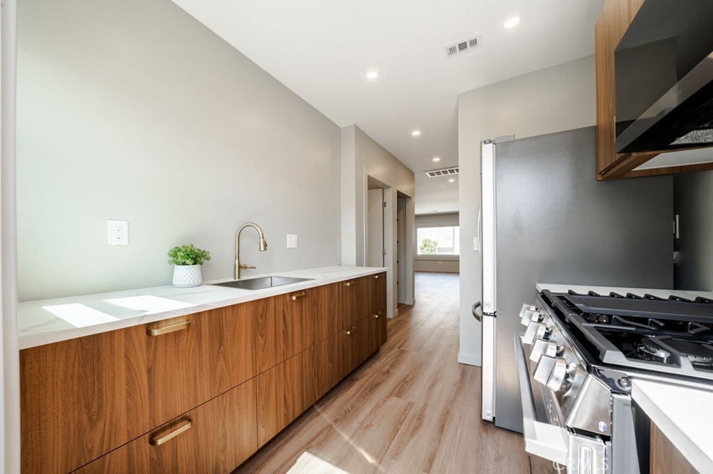 10 Esperanza Avenue 12